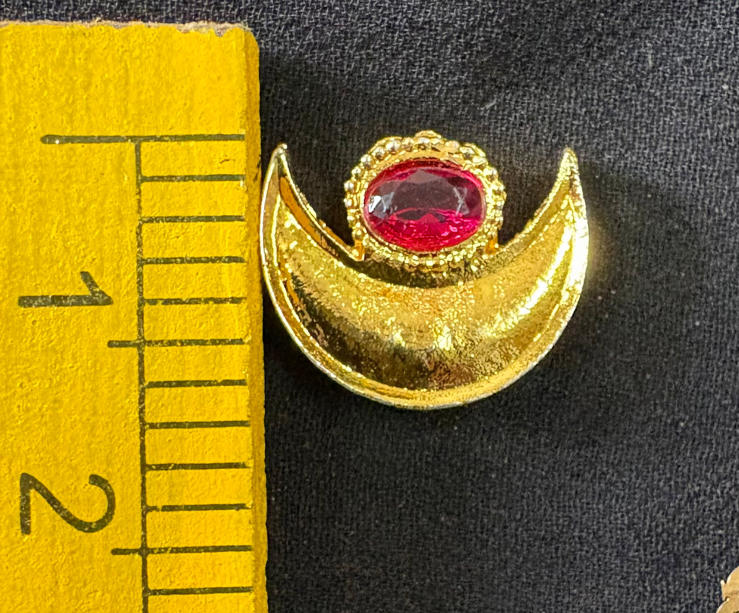 CHANDRA WITH RED OVAL STONE