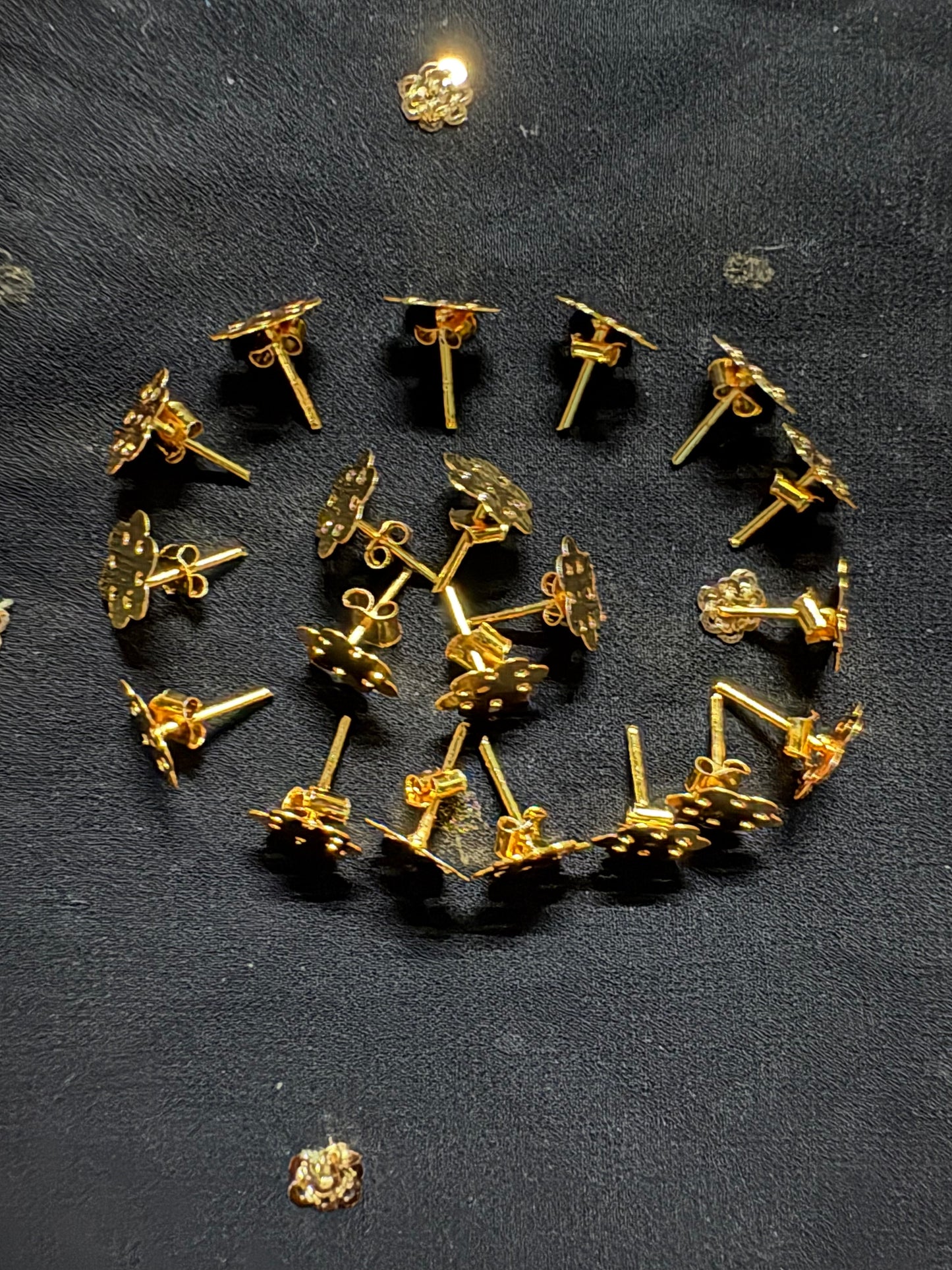 GOLDEN FLORAL STUD EARNINGS