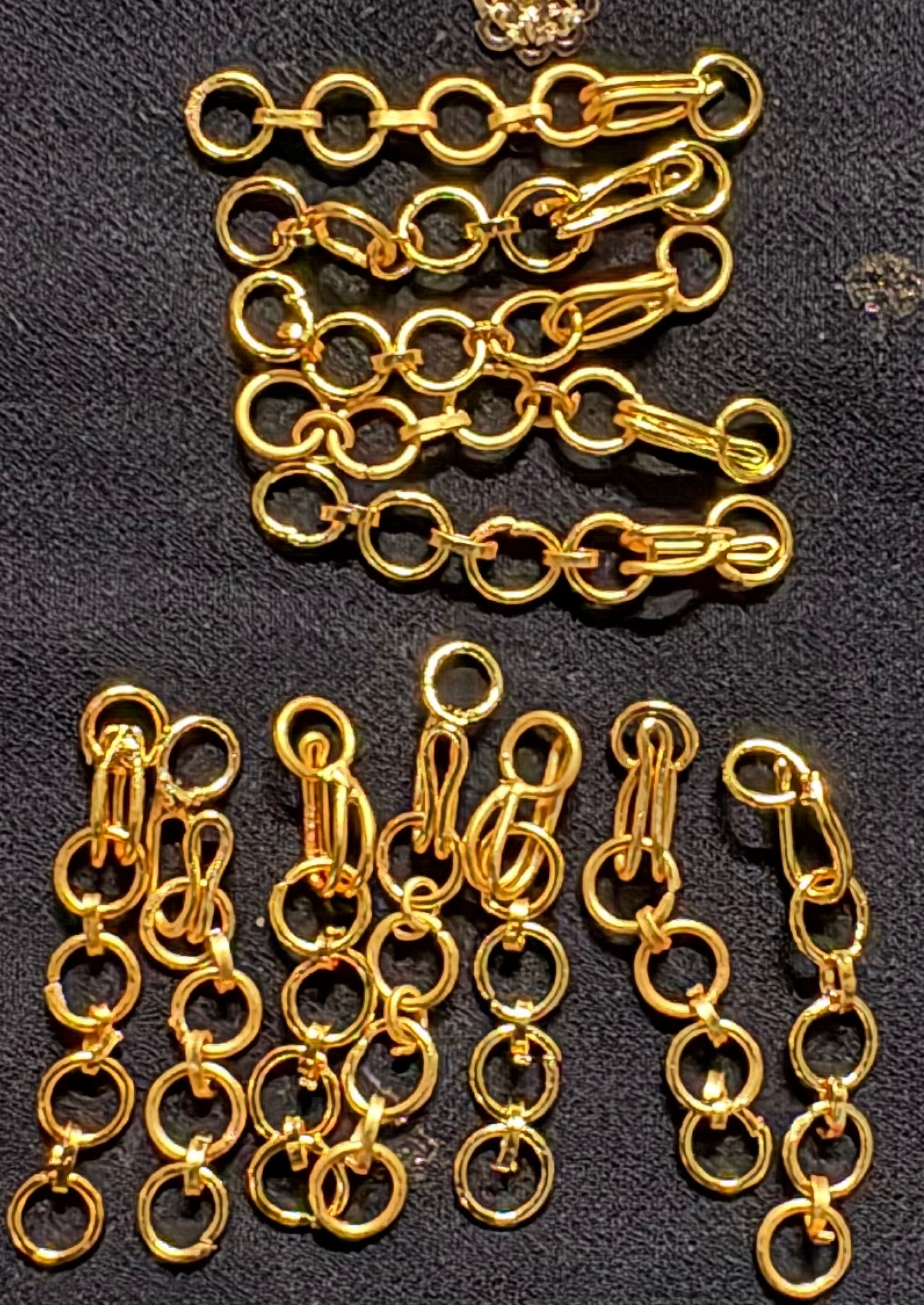 ROUND INTERLOCKING LOOPS